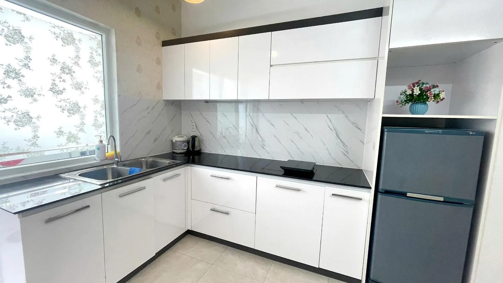 Beachfront Hon Chong Nha Trang Apartment