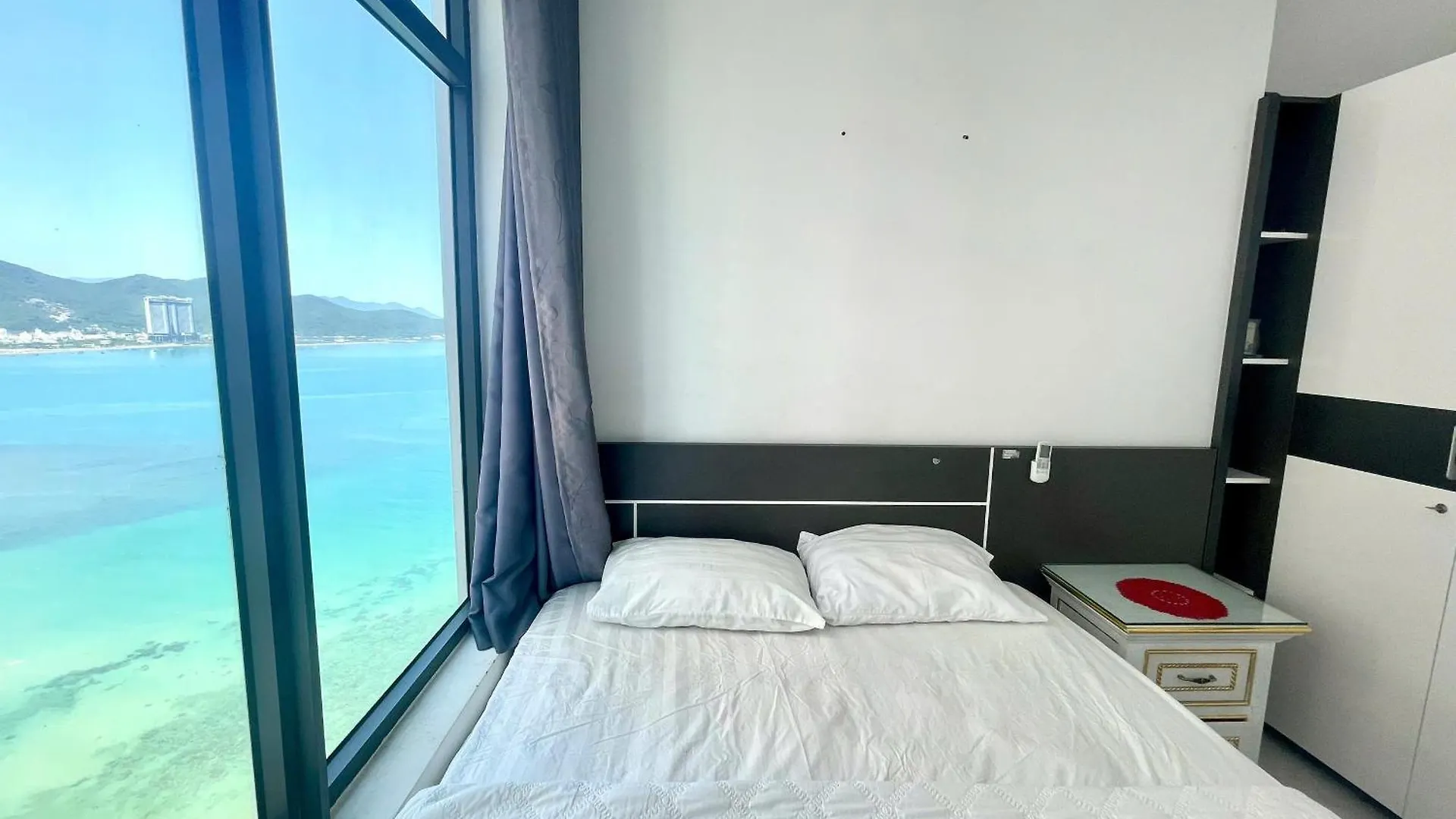 Beachfront Hon Chong Nha Trang Apartment