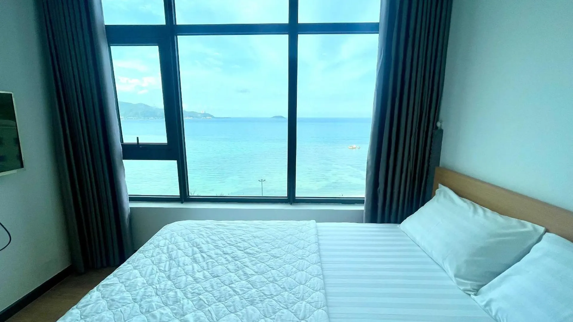 Beachfront Hon Chong Nha Trang Apartment