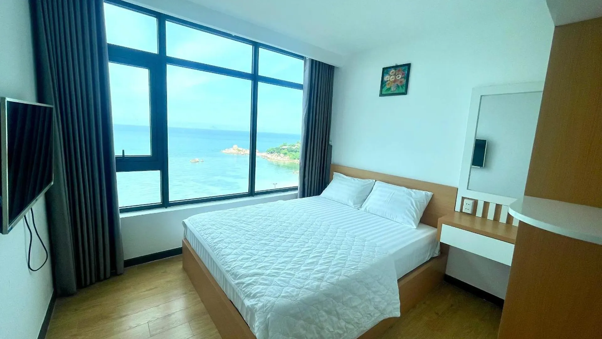 Beachfront Hon Chong Nha Trang Apartment
